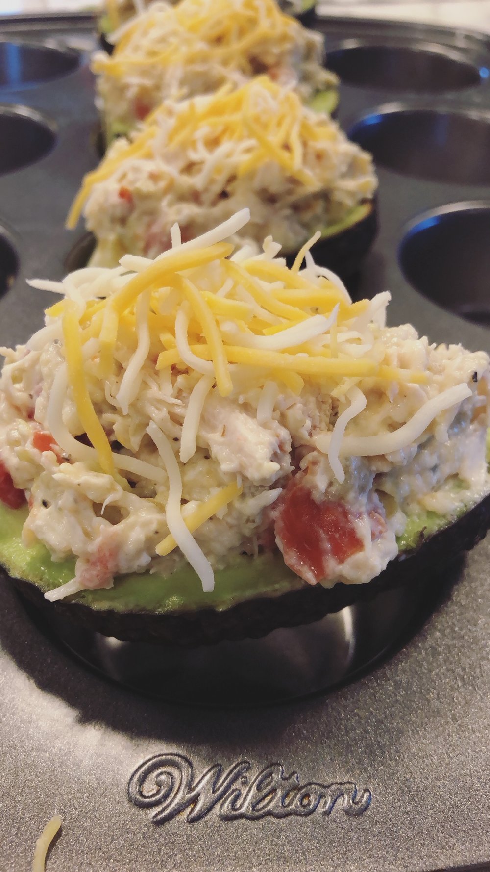 Avocado stuffed with chicken - Keto
