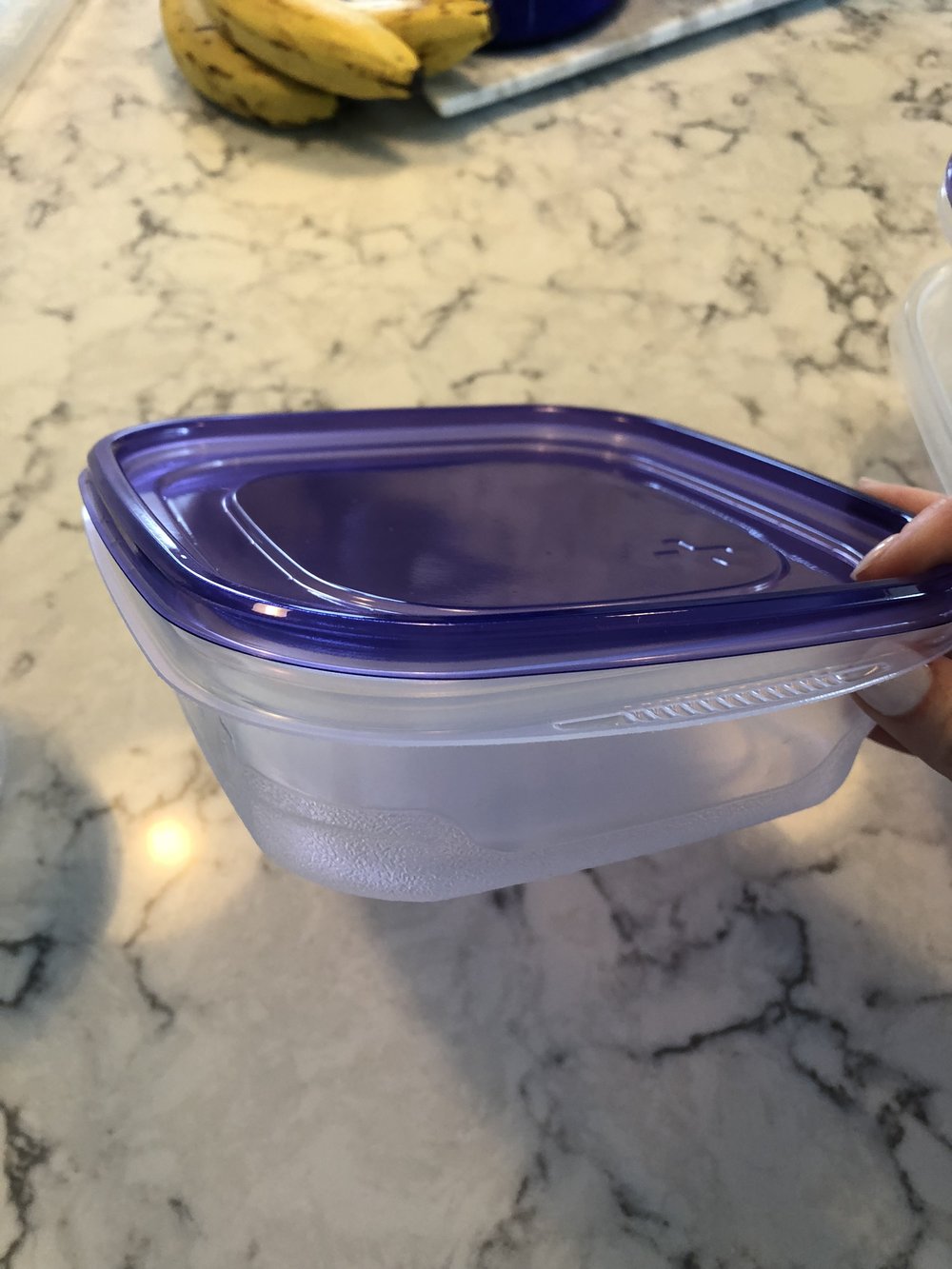 Medium - 25 ounces. Great for meal prep and left overs.